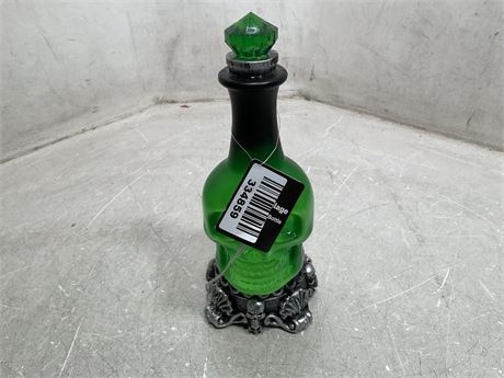 Spooky Village 11 LED Moving Potion Bottle – Light-up Halloween Decor green MSRP: 44 Condition: NEW
